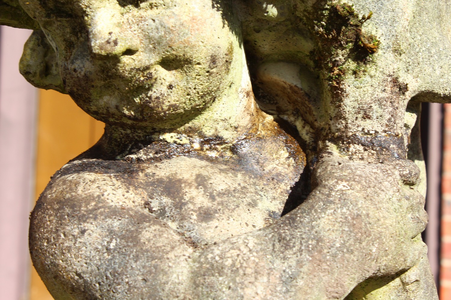 A LARGE CLASSICAL STYLE RECONSTITUTED STONE GARDEN FOUNTAIN, with a standing cherub, circular bowl - Image 7 of 7