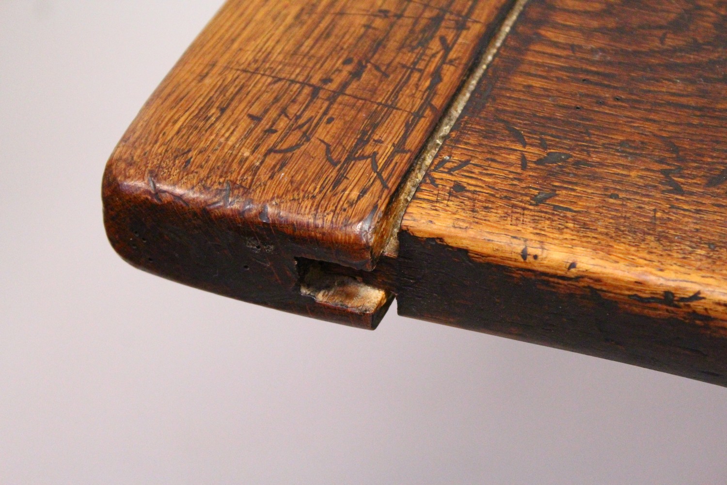 AN 18TH CENTURY OAK REFECTORY DINING TABLE, with a cleated twin plank top, on gun barrel turned legs - Image 8 of 14