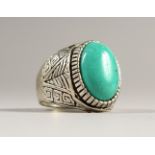 A SILVER AND TURQUOISE RING.