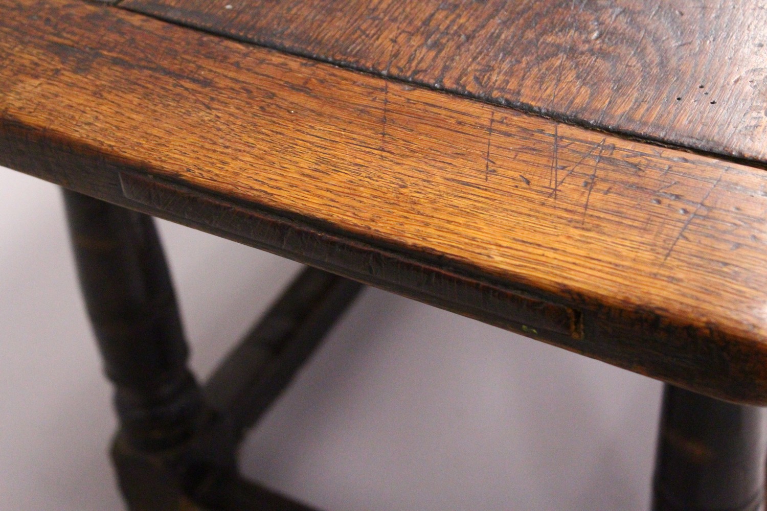 AN 18TH CENTURY OAK REFECTORY DINING TABLE, with a cleated twin plank top, on gun barrel turned legs - Image 9 of 14