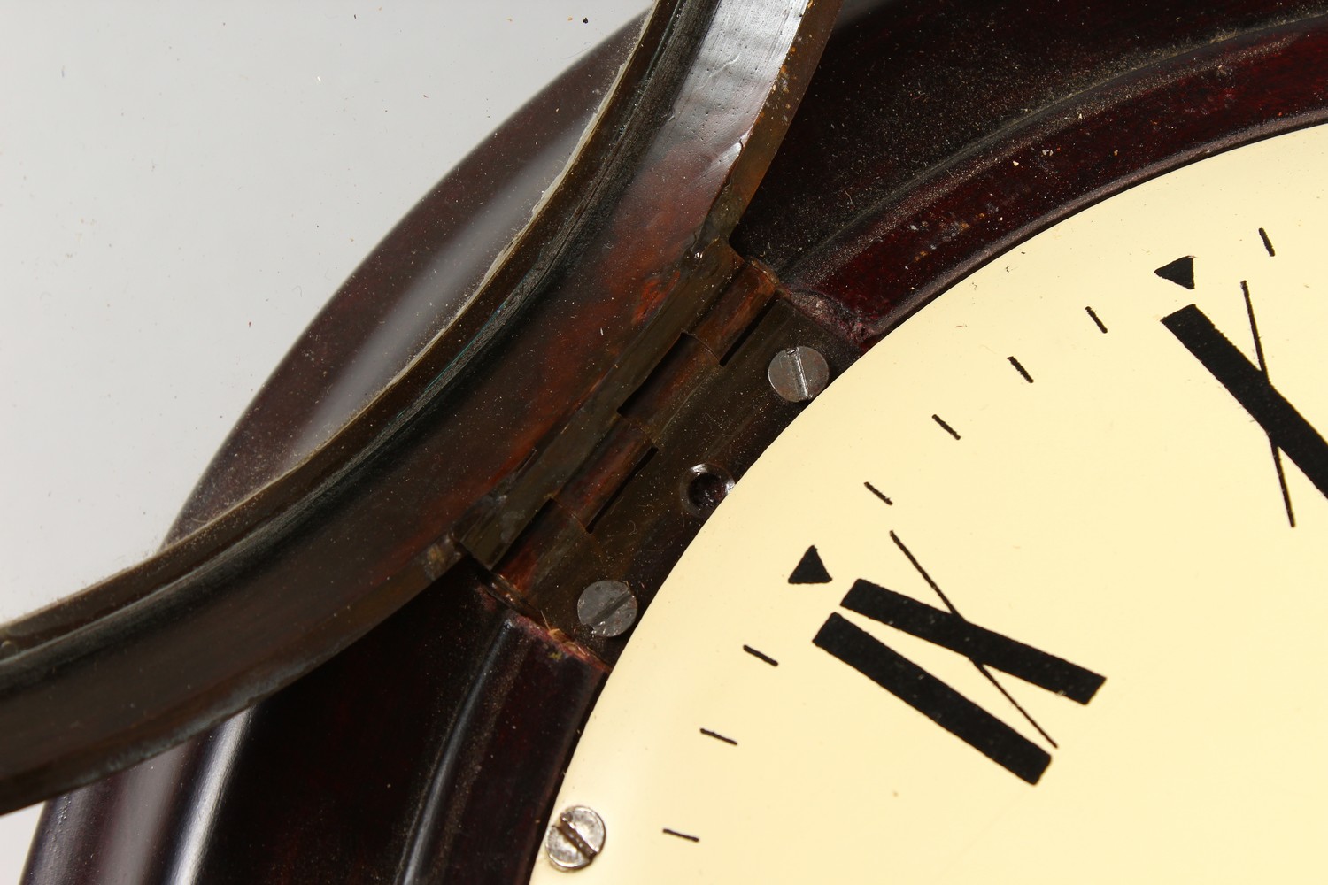 A MAHOGANY CASED CIRCULAR WALL CLOCK, with fusee movement. 30cms diameter. - Image 3 of 8