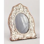 AN OVAL UPRIGHT PHOTOGRAPH FRAME. 22cms high x 17cms wide.