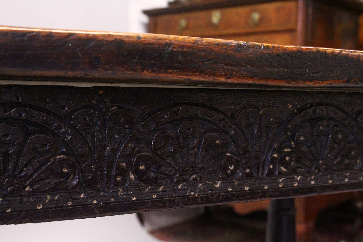 AN 18TH CENTURY OAK REFECTORY DINING TABLE, with a cleated twin plank top, on gun barrel turned legs - Image 3 of 14