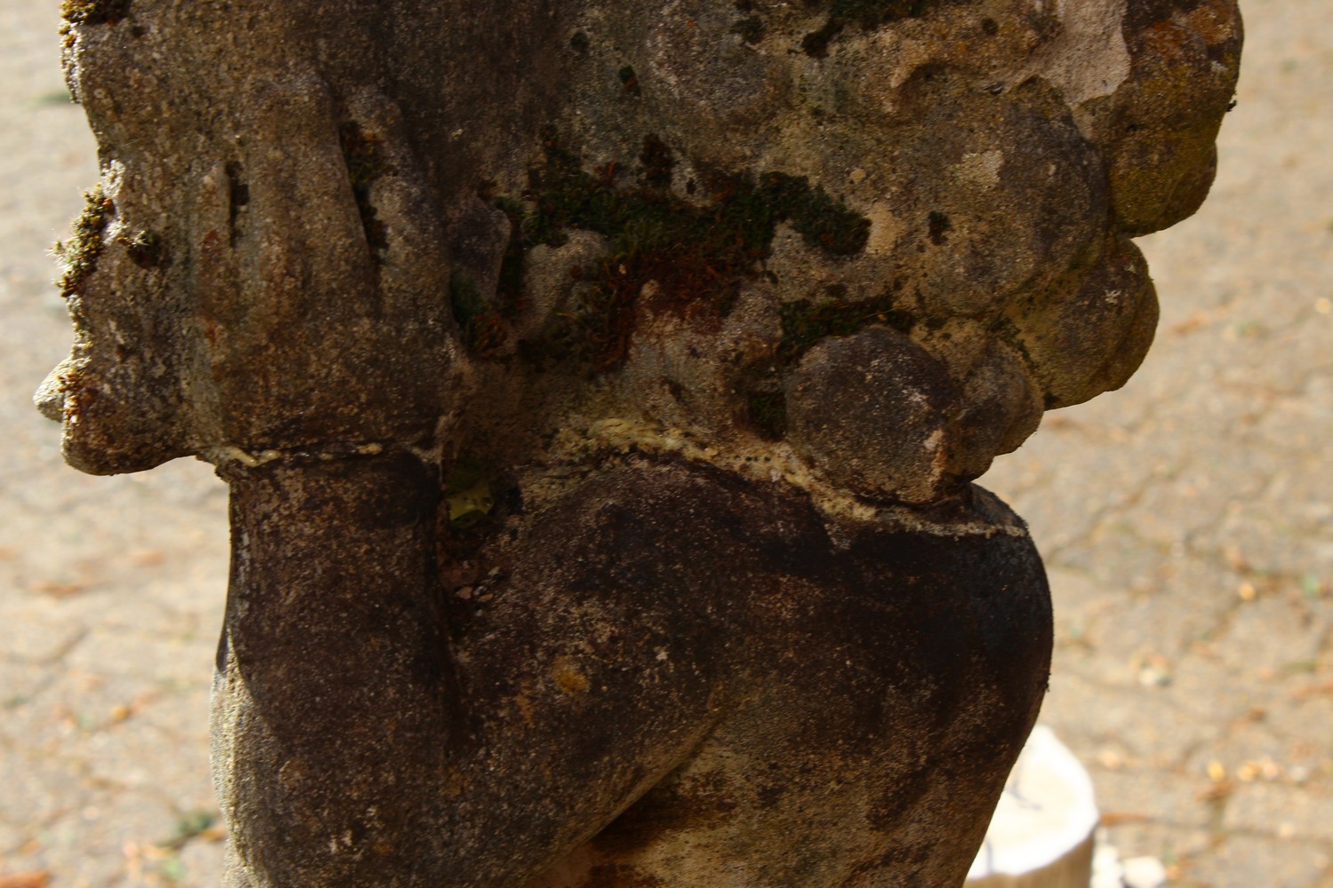 A LARGE CLASSICAL STYLE RECONSTITUTED STONE GARDEN FOUNTAIN, with a standing cherub, circular bowl - Image 6 of 7