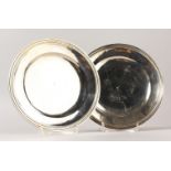 A PAIR OF CONTINENTAL SILVER PLATES. 23cms diameter. Weight 30ozs.