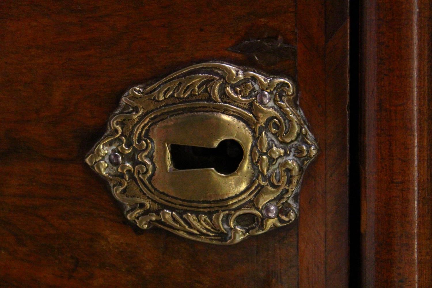 AN EARLY 18TH CENTURY WALNUT CHEST ON STAND, with a herringbone inlaid top, four graduated long - Image 8 of 17