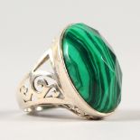 A SILVER MALACHITE RING.