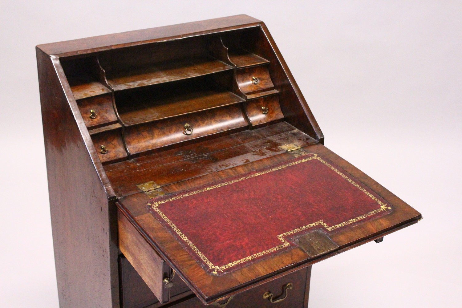 A GEORGE III DESIGN "PLUM PUDDING" MAHOGANY SMALL BUREAU, the drop flap opening to reveal - Image 10 of 15