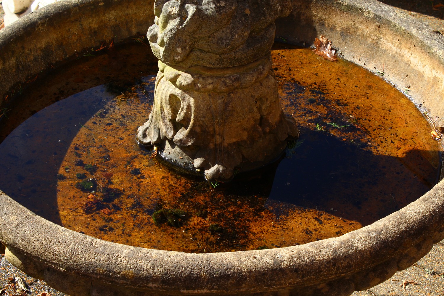 A LARGE CLASSICAL STYLE RECONSTITUTED STONE GARDEN FOUNTAIN, with a standing cherub, circular bowl - Image 5 of 7