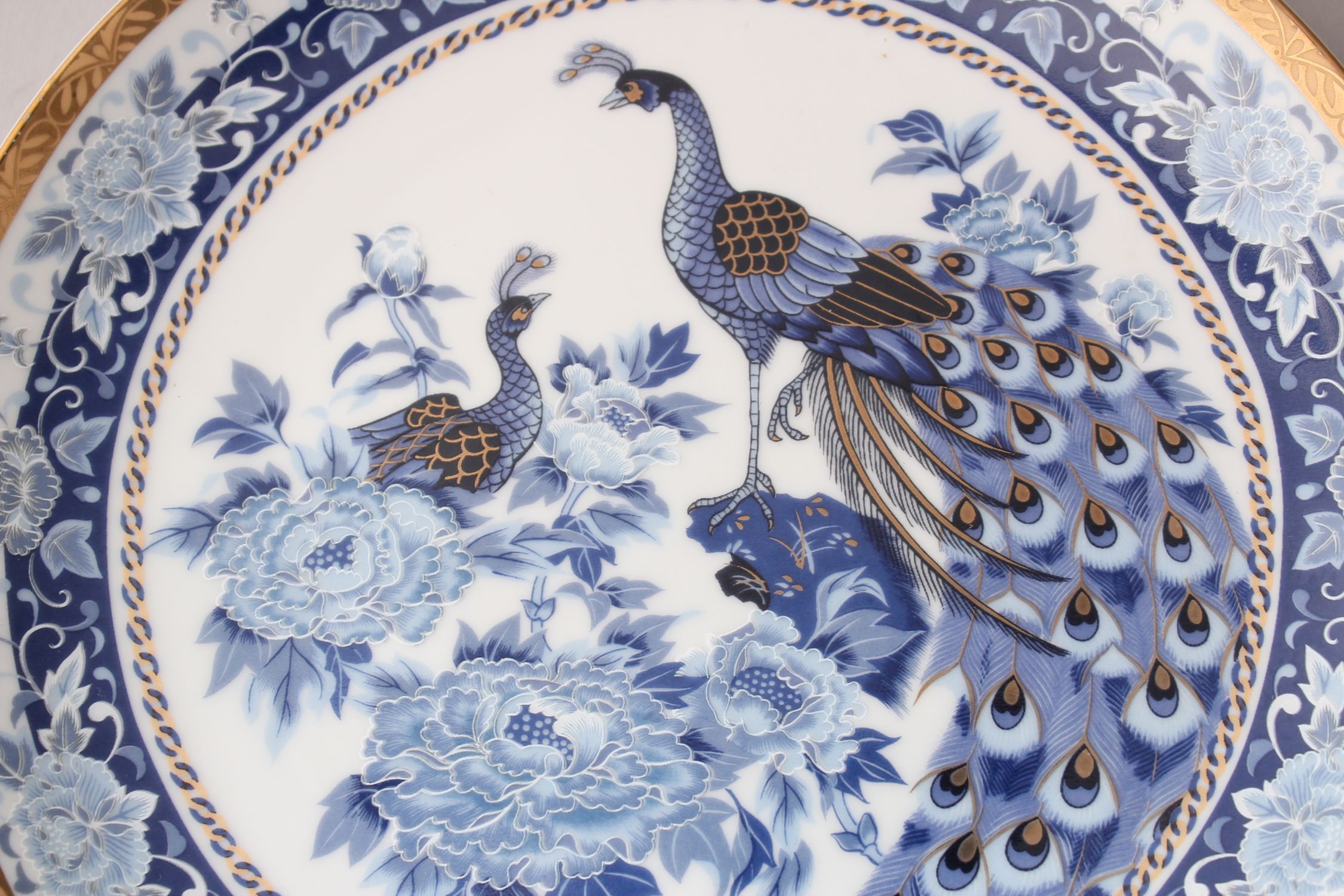 A 20TH CENTURY JAPANESE BLUE & WHITE PEACOCK PORCELAIN PLATE, decorated with scenes of peacocks - Image 2 of 4