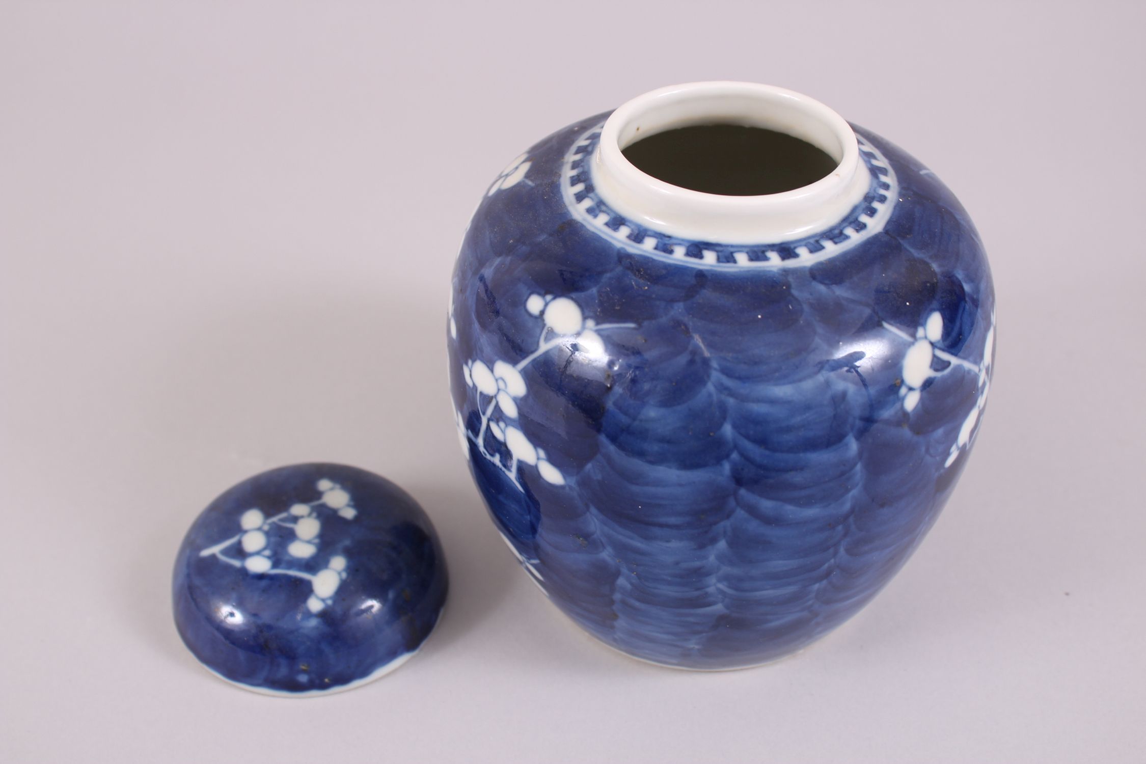 A 19TH CENTURY CHINESE BLUE & WHITE PRUNUS JAR & COVER, the base with a double blue ring, 14cm - Image 5 of 7