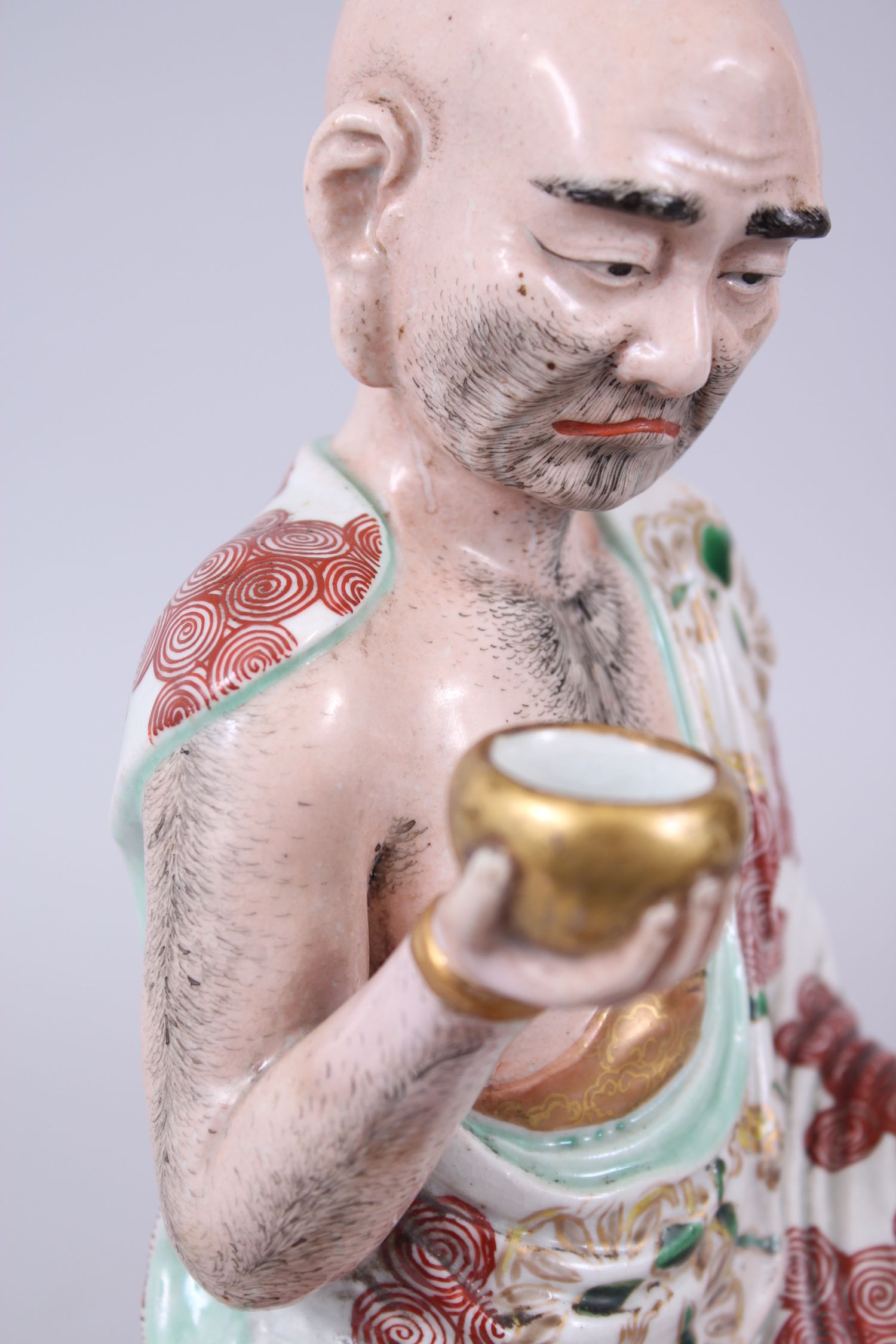 A GOOD JAPANESE KUTANI PORCELAIN MODEL OF AN ARHAT, the arhat with a low expression upon his face, - Image 6 of 8