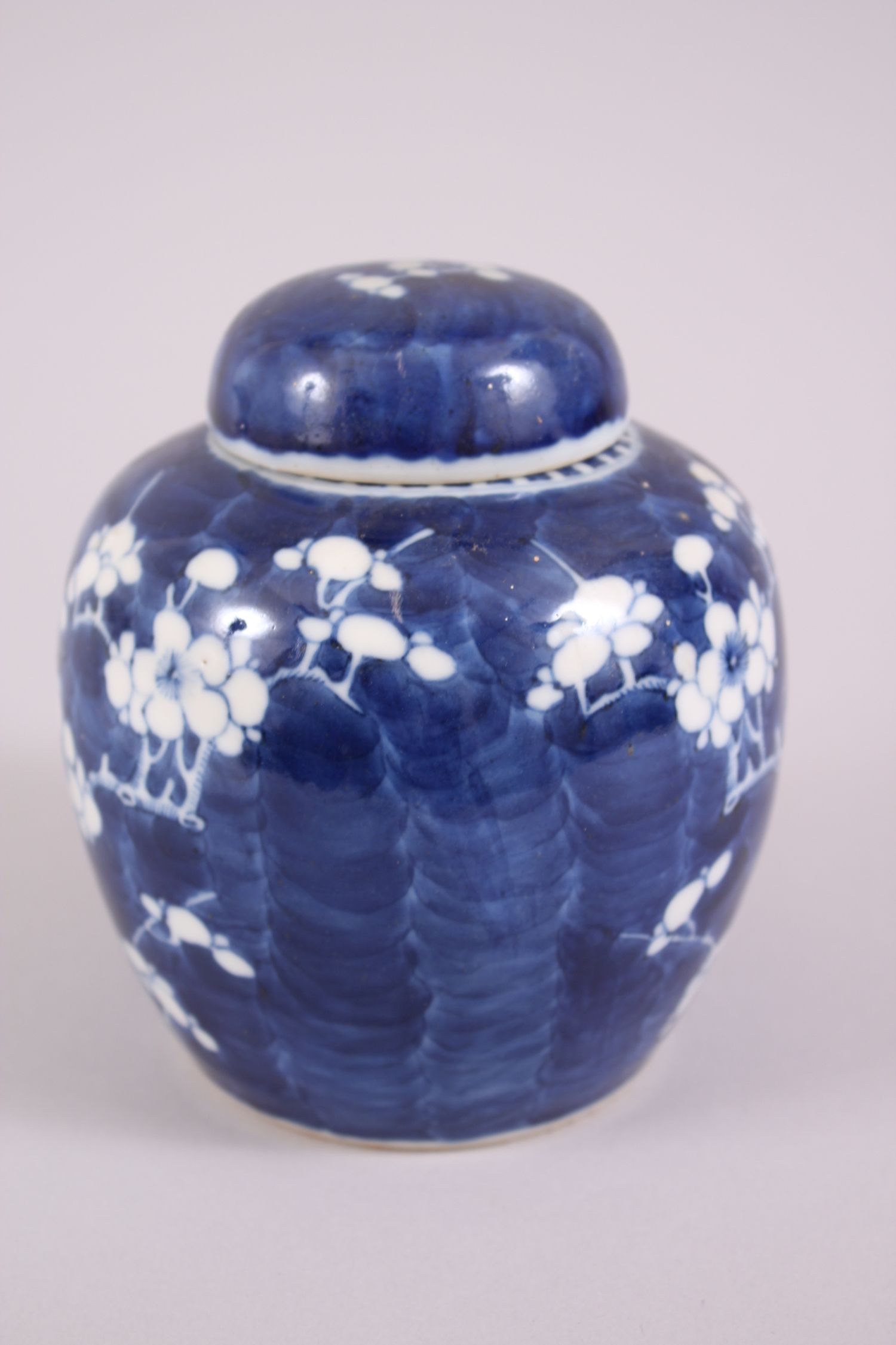A 19TH CENTURY CHINESE BLUE & WHITE PRUNUS JAR & COVER, the base with a double blue ring, 14cm - Image 2 of 7