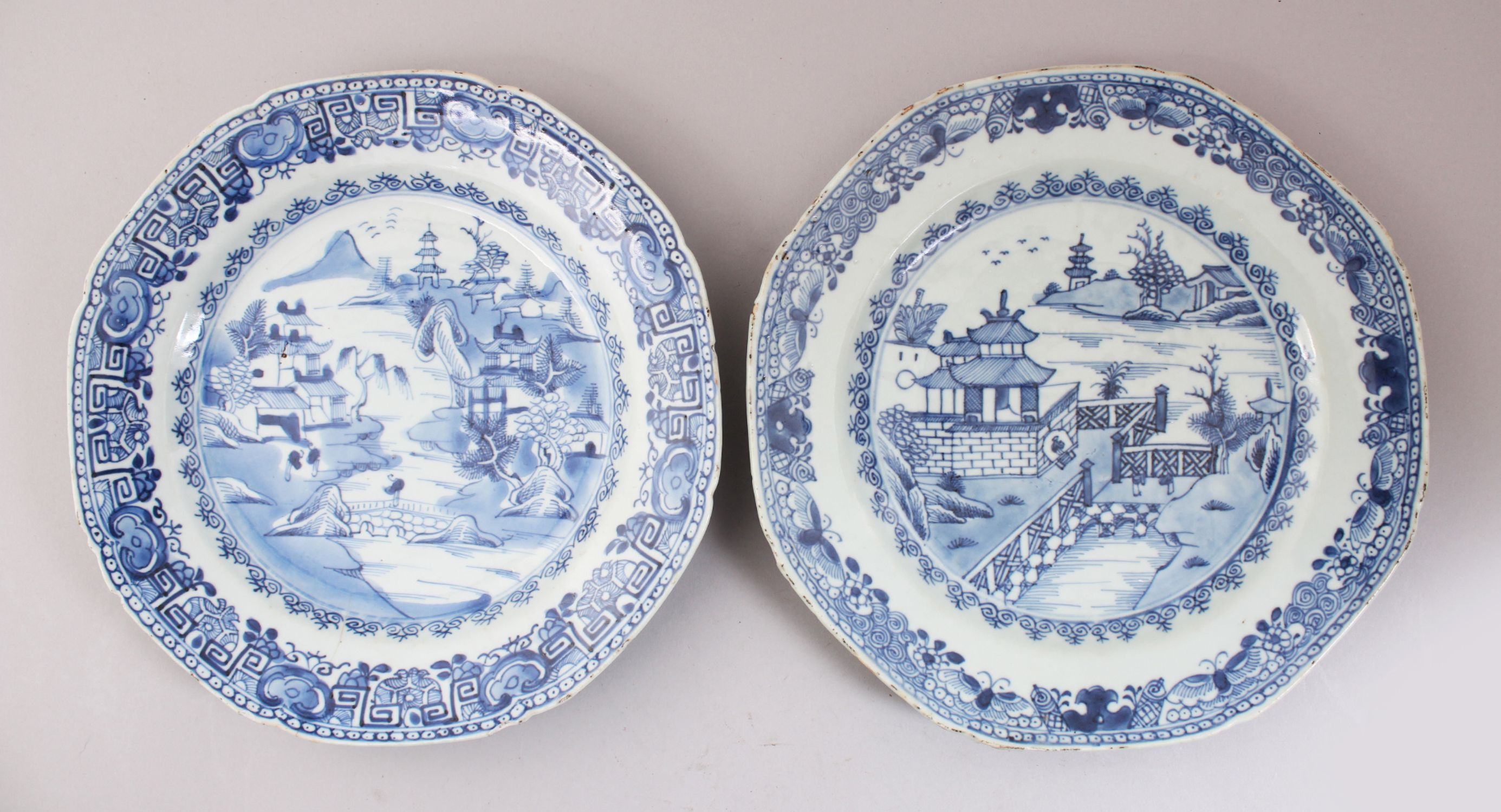 A PAIR OF 19TH CENTURY CHINESE EXPORT BLUE & WHITE PLATES, decorated with landscape scenes, 22.5cm