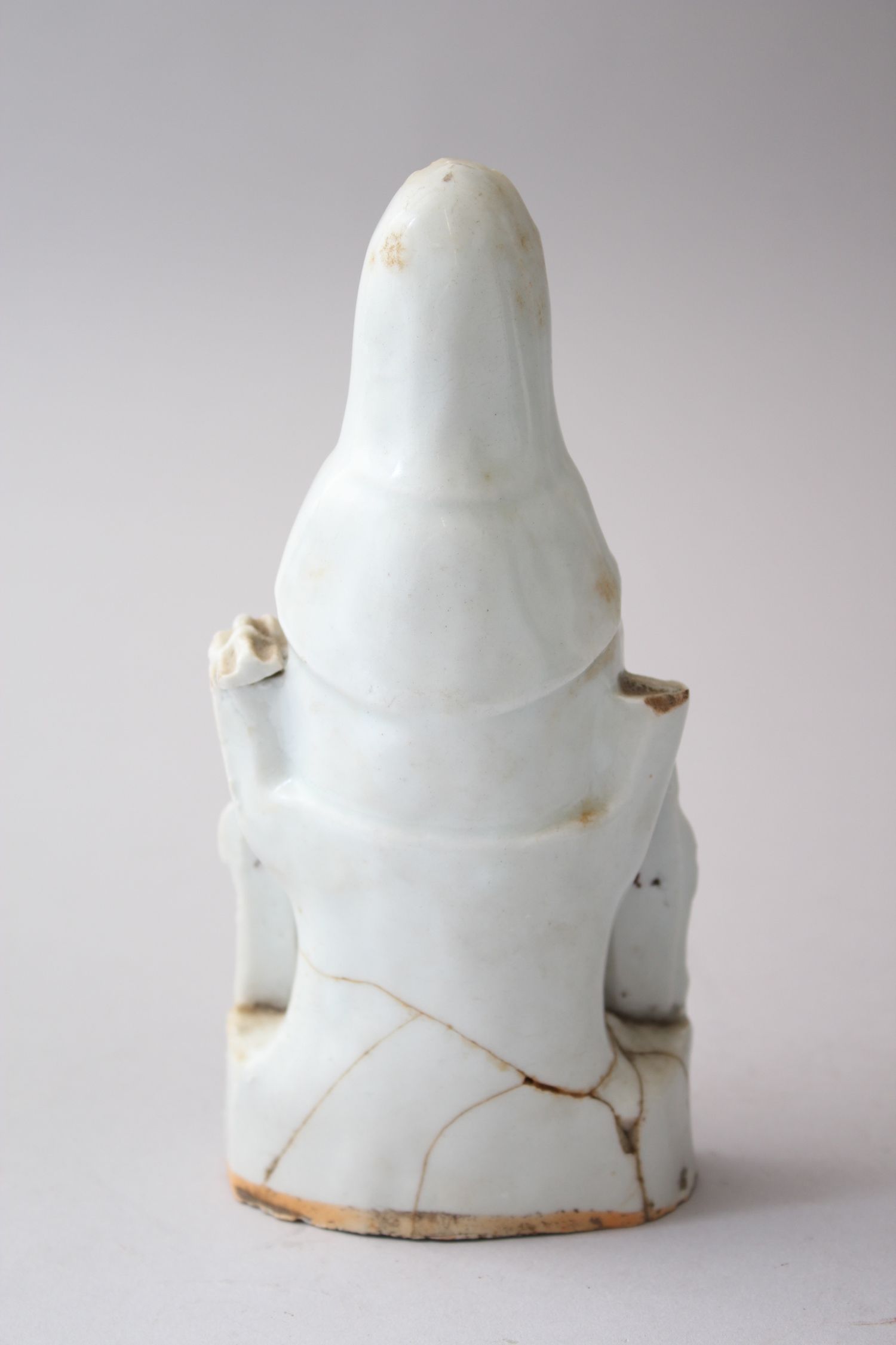 AN 18TH CENTURY CHINESE BLANC DE CHINE PORCELAIN FIGURE OF GUANYIN WITH BOYS, 18.5cm high x 9cm - Image 2 of 4