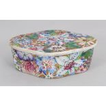 A SMALL GOOD QUALITY CHINESE FAMILLE ROSE MILLEFLEUR QUATREFOIL PORCELAIN BOX & COVER, the base with