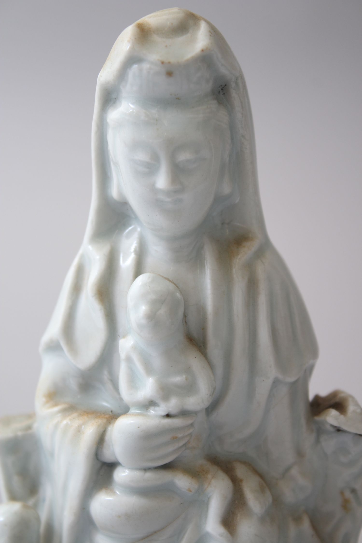 AN 18TH CENTURY CHINESE BLANC DE CHINE PORCELAIN FIGURE OF GUANYIN WITH BOYS, 18.5cm high x 9cm - Image 3 of 4