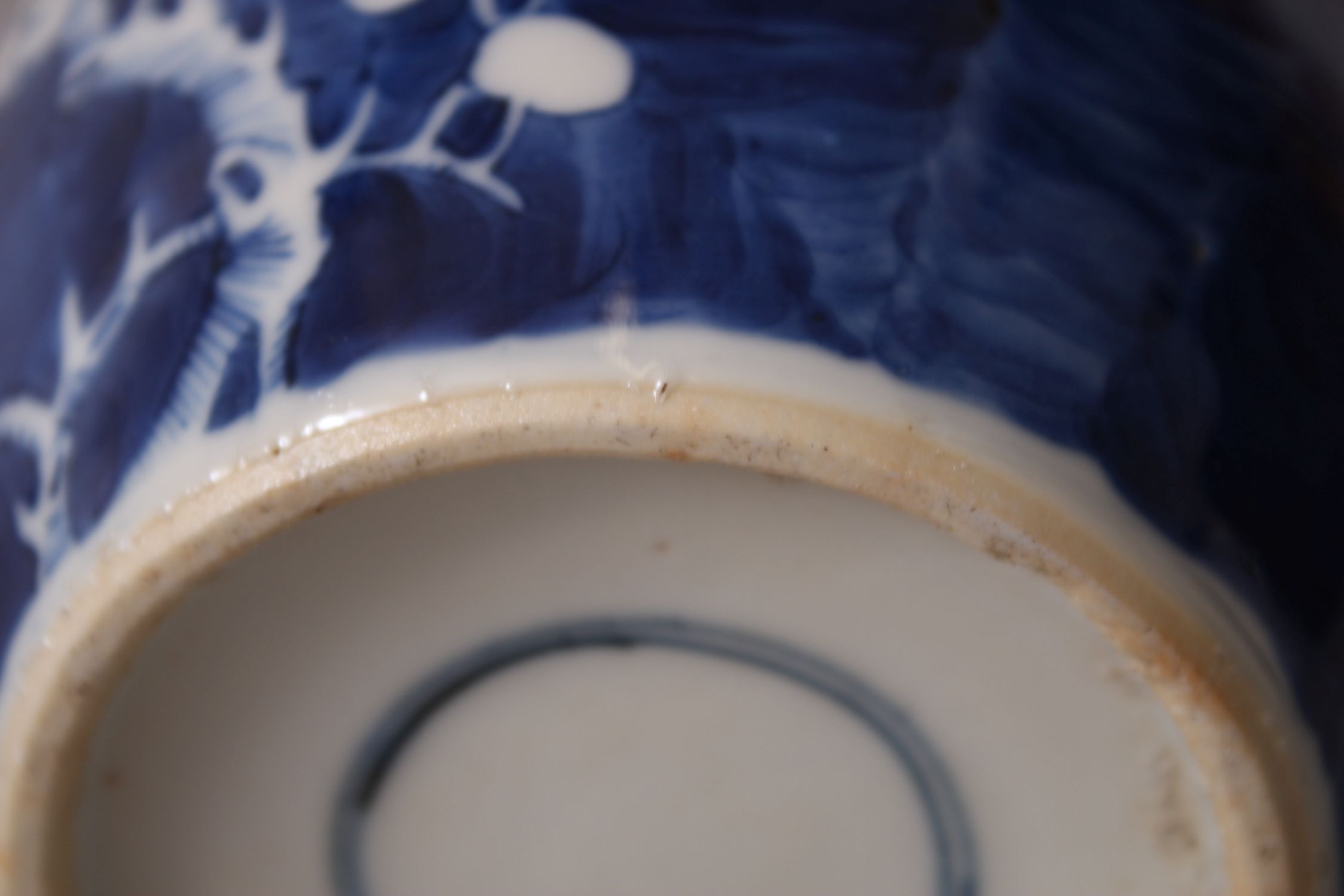 A 19TH CENTURY CHINESE BLUE & WHITE PRUNUS JAR & COVER, the base with a double blue ring, 14cm - Image 7 of 7