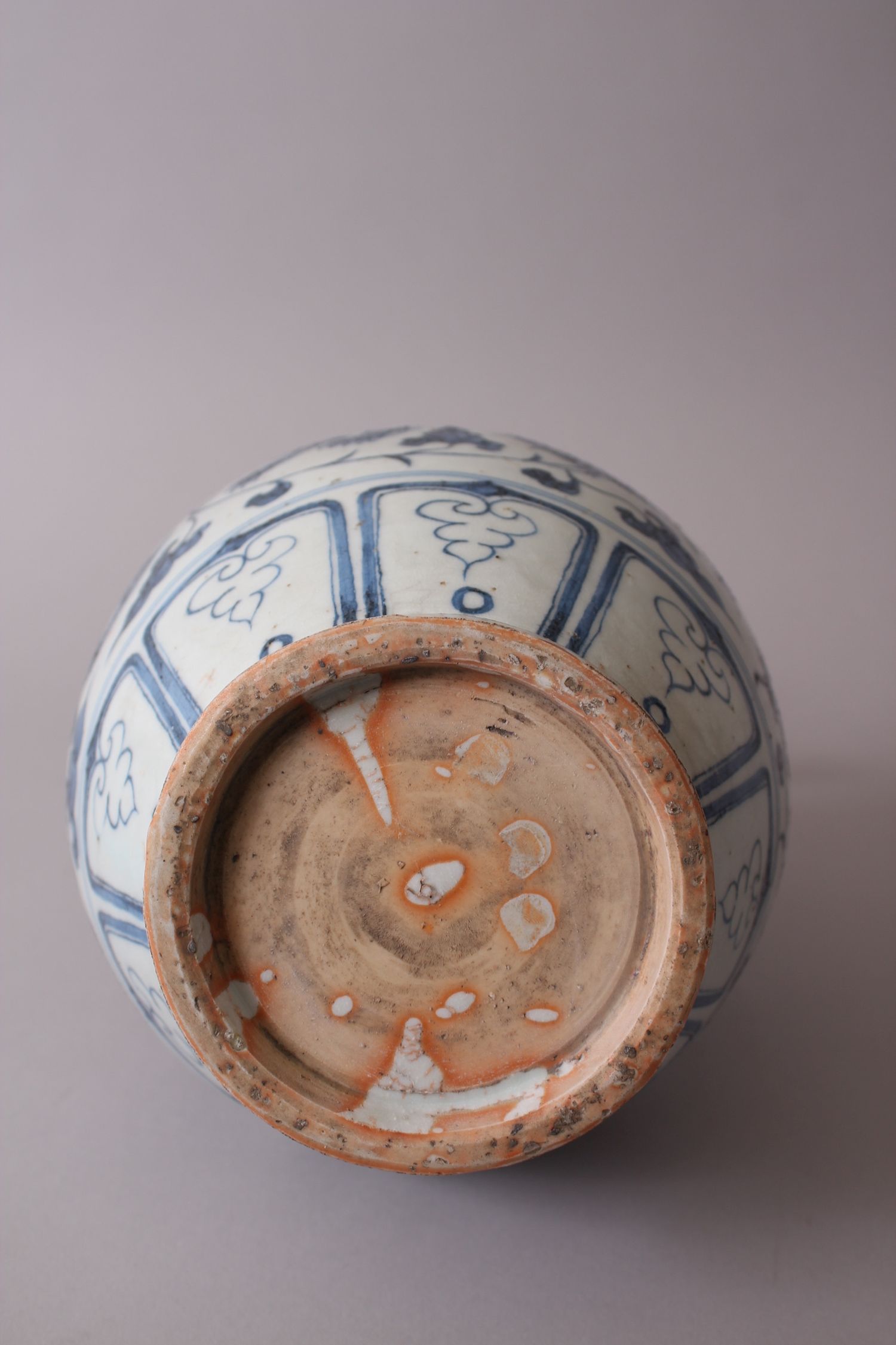 A CHINESE BLUE & WHITE MING STYLE PORCELAIN VASE, decorated with two foo dogs / lion dogs, - Image 5 of 6