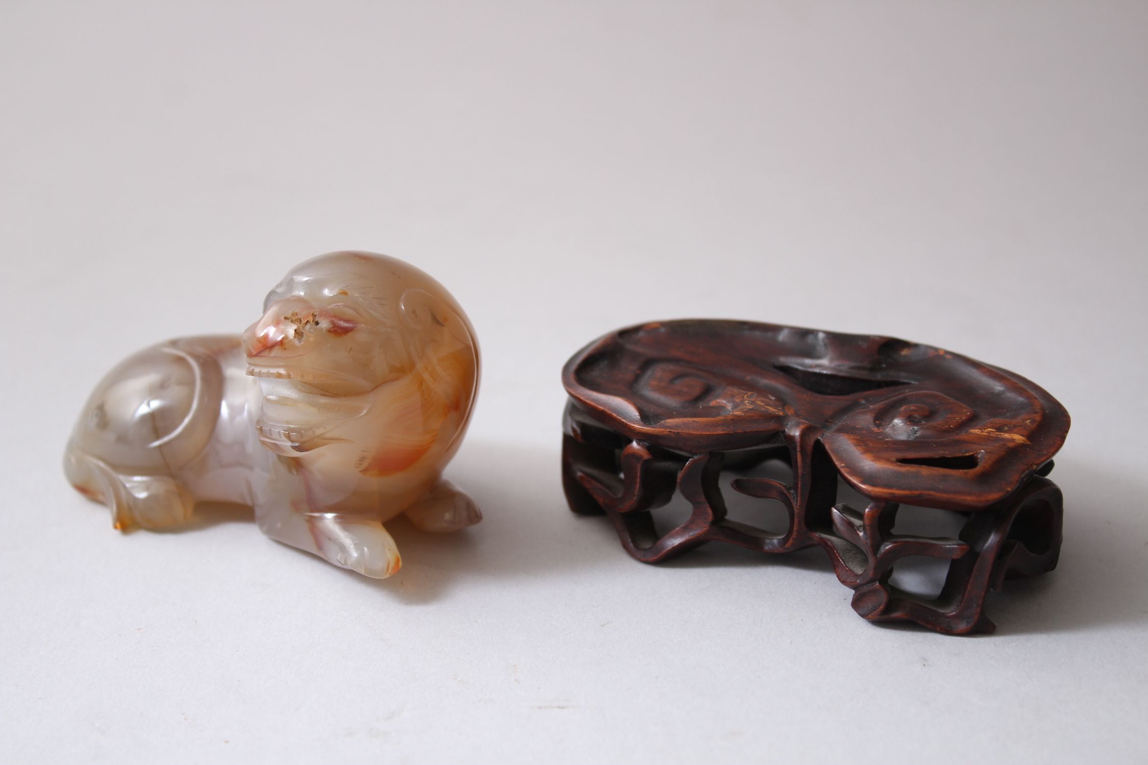 A 19TH CENTURY CHINESE AGATE CARVED FIGURE OF A DOG & HARDWOOD STAND, the agate dog measures 5cm - Image 3 of 3