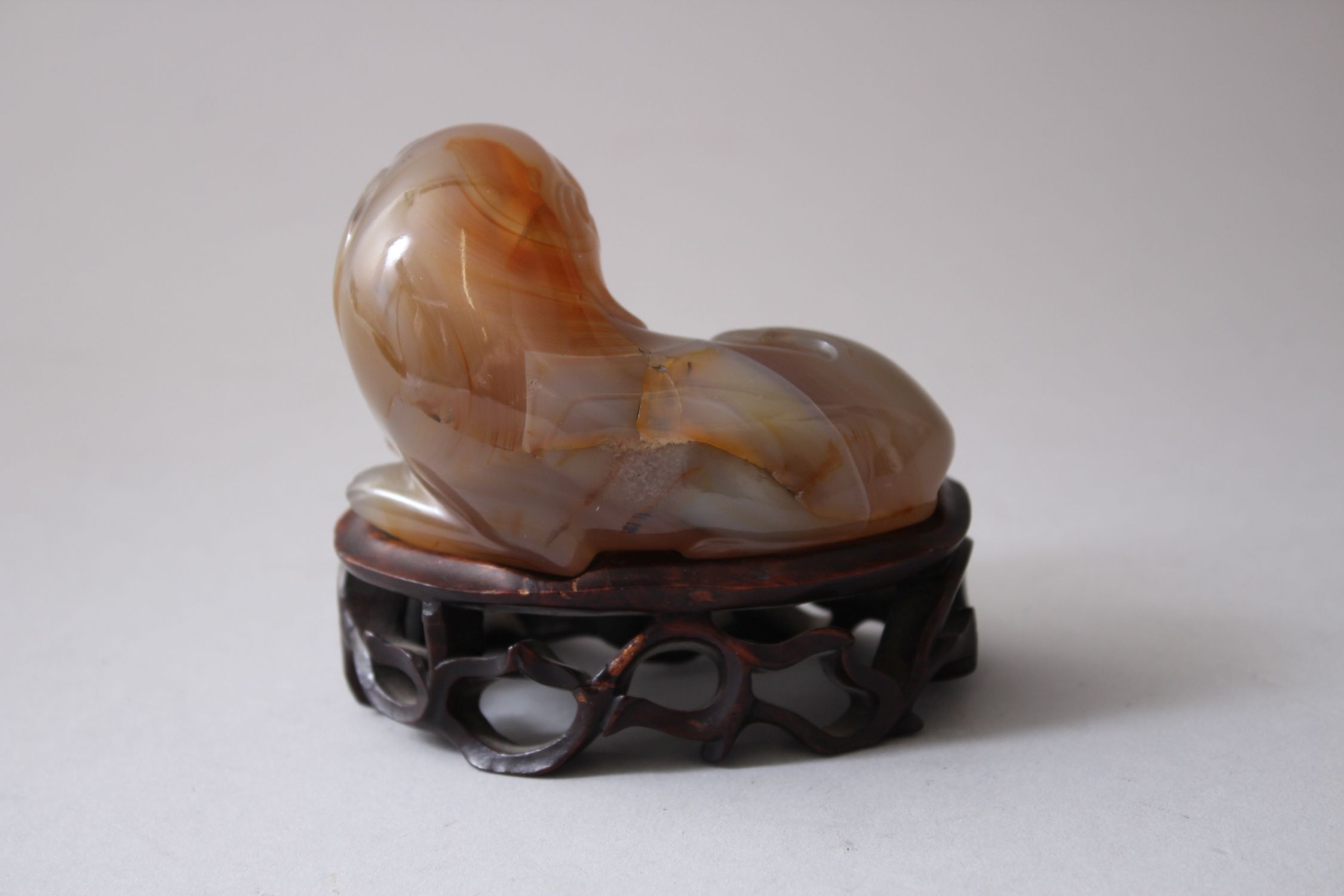 A 19TH CENTURY CHINESE AGATE CARVED FIGURE OF A DOG & HARDWOOD STAND, the agate dog measures 5cm - Image 2 of 3