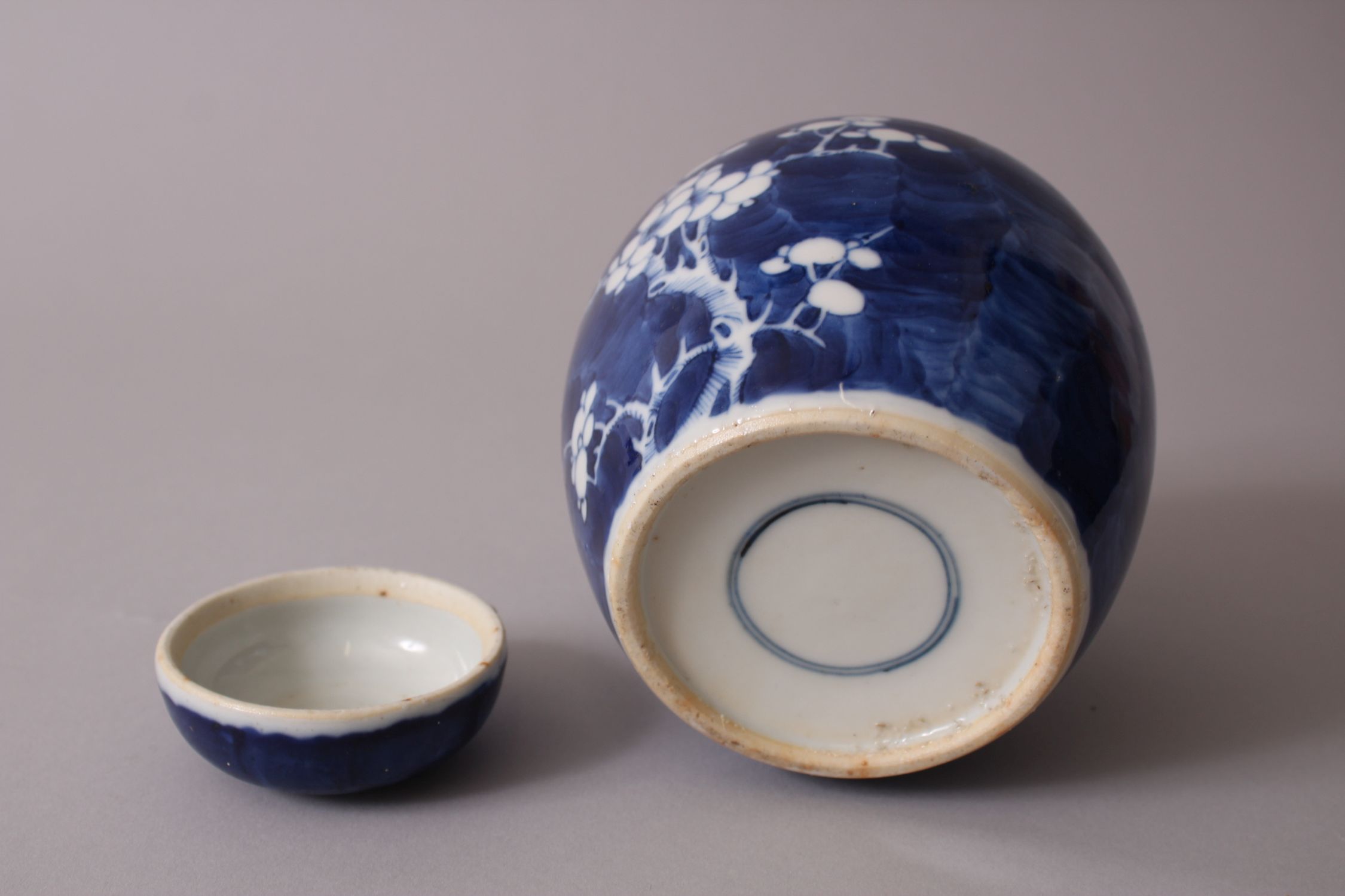 A 19TH CENTURY CHINESE BLUE & WHITE PRUNUS JAR & COVER, the base with a double blue ring, 14cm - Image 6 of 7