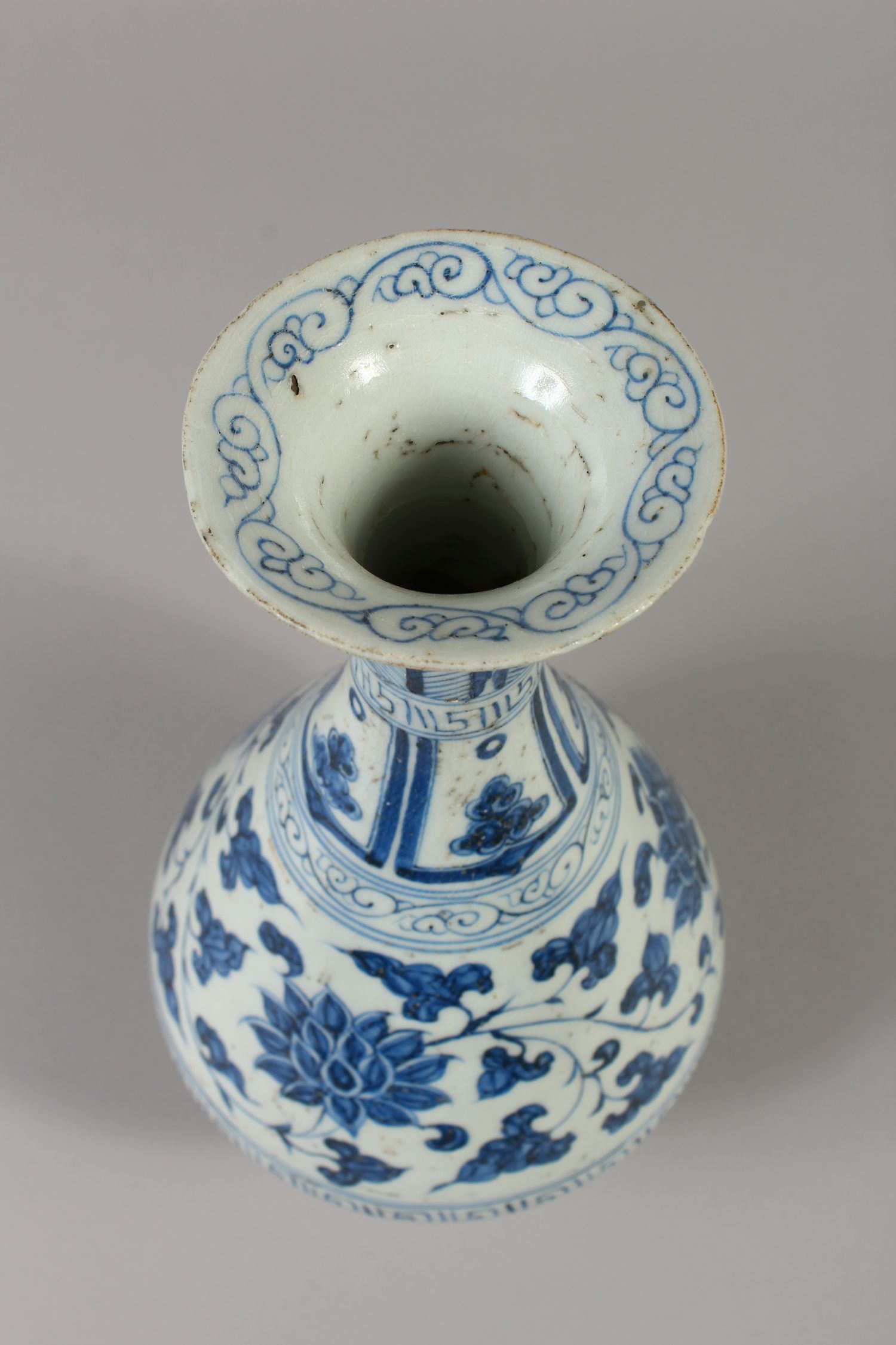 A CHINESE YUAN STYLE BLUE & WHITE YUHUCHUNPING PORCELAIN VASE, decorated with a wide band of - Image 5 of 6
