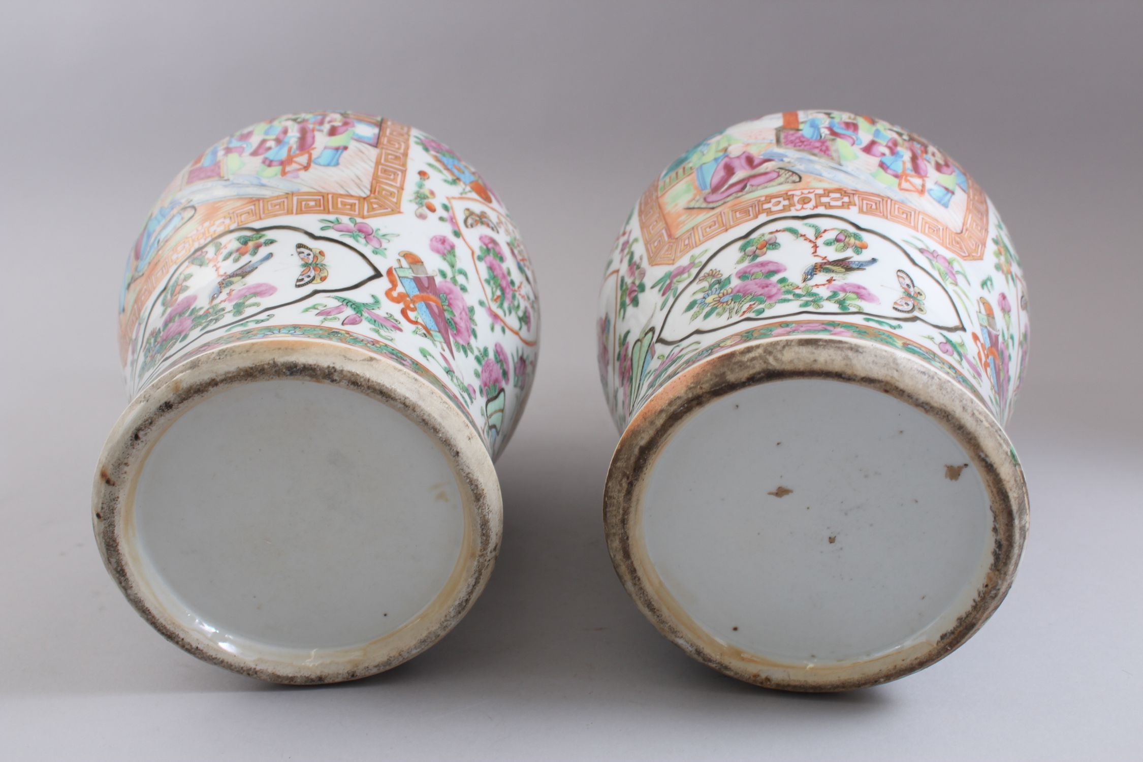 A GOOD PAIR OF 19TH CENTURY CHINESE CANTONESE VASES & COVERS, decorated with panels of birds and - Image 7 of 7