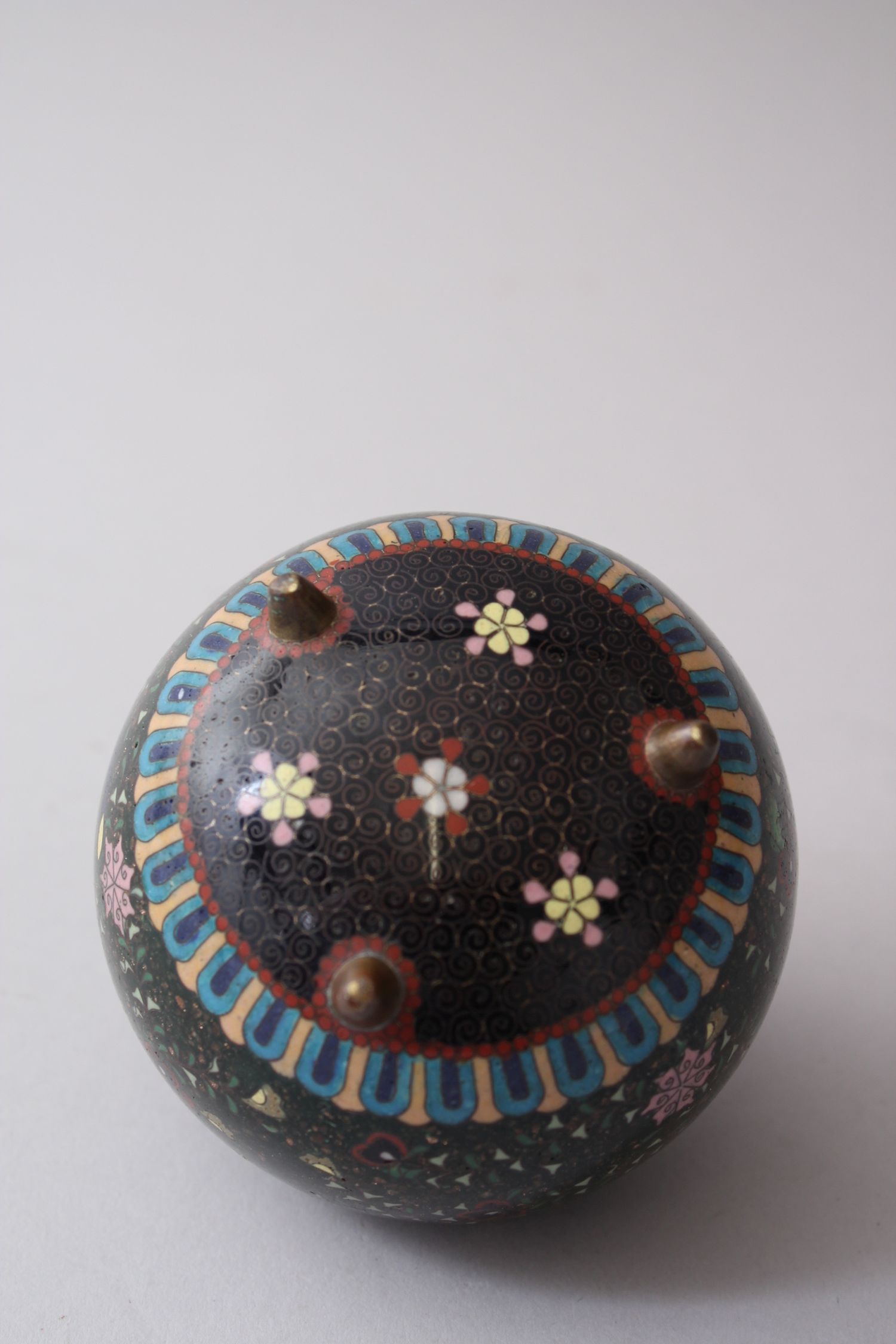 A JAPANESE MEIJI PERIOD CLOISONNE KORO, decorated with a gold dust ground surrounded with floral - Image 5 of 5