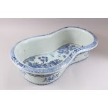 A CHINESE 18TH CENTURY BLUE & WHITE PORCELAIN FOOT BATH / BASIN, decorated with scenes of