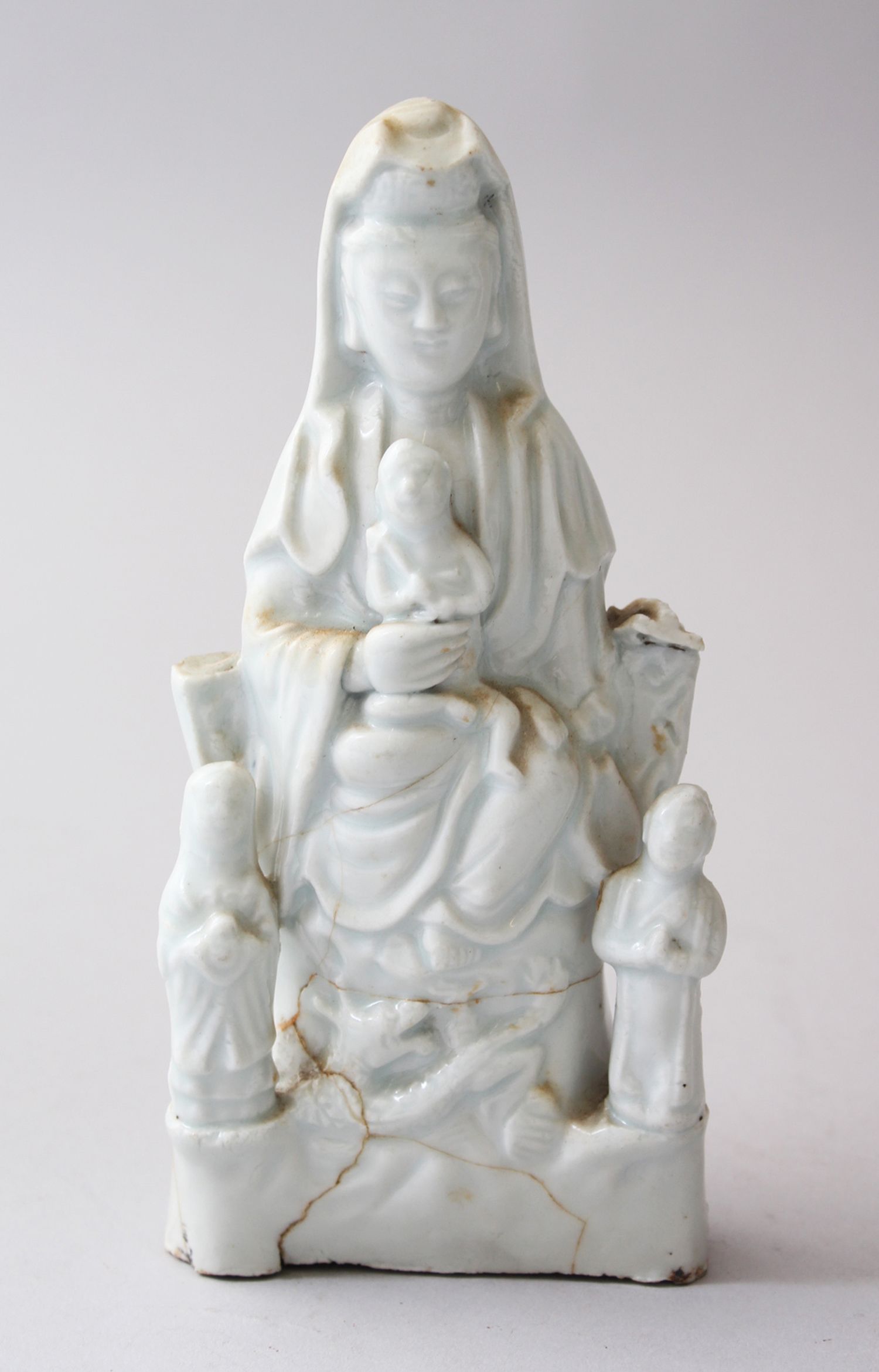 AN 18TH CENTURY CHINESE BLANC DE CHINE PORCELAIN FIGURE OF GUANYIN WITH BOYS, 18.5cm high x 9cm