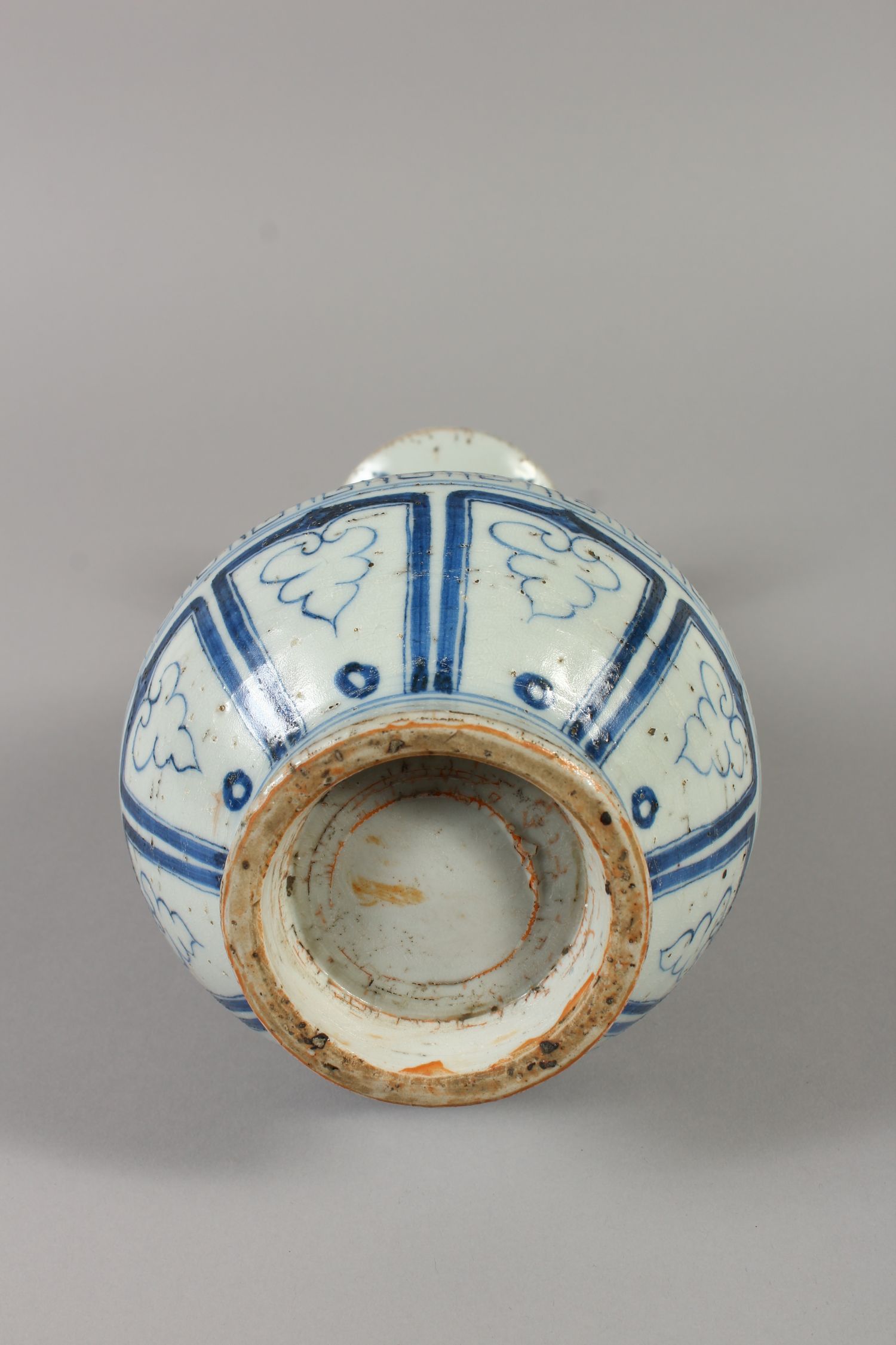 A CHINESE YUAN STYLE BLUE & WHITE YUHUCHUNPING PORCELAIN VASE, decorated with a wide band of - Image 6 of 6