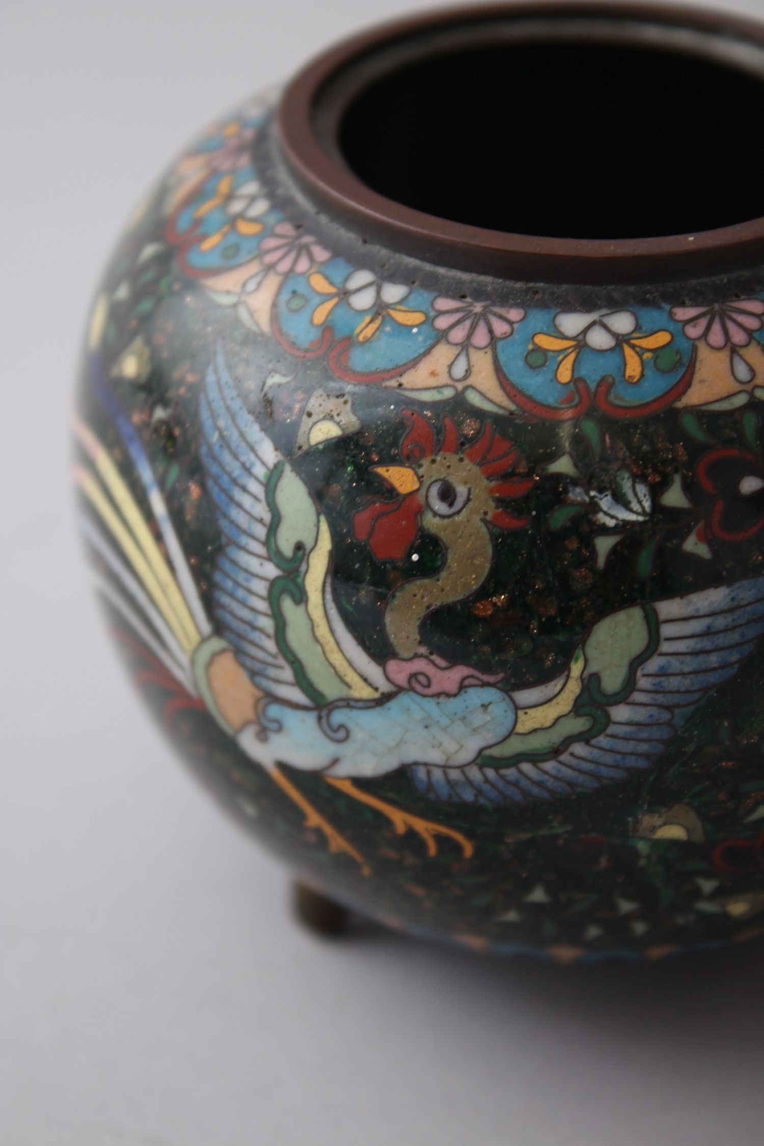 A JAPANESE MEIJI PERIOD CLOISONNE KORO, decorated with a gold dust ground surrounded with floral - Image 4 of 5