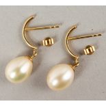 A PAIR OF 9CT GOLD FRESHWATER PEARL EAR STUDS.