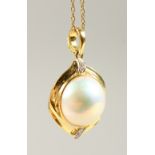 AN 18CT GOLD AND PEARL PENDANT AND CHAIN.