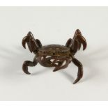 A JAPANESE BRONZE MODEL OF A CRAB. 6cms wide.
