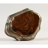 AN 18TH CENTURY FRENCH AGATE AND SILVER SHAPED PILL BOX. 6cms long.
