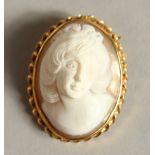 A GOLD CAMEO BROOCH OF A YOUNG LADY.