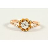 A GOLD AND DIAMOND SINGLE STONE FLOWER HEAD RING.