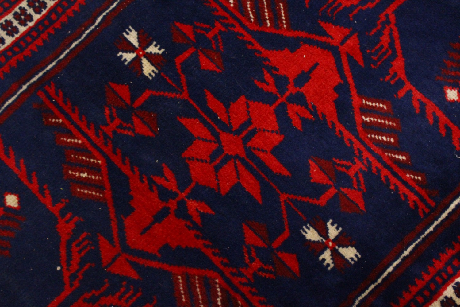 A SMALL PERSIAN RUG, dark blue ground with stylized decoration. 125cms x 75cms. - Image 4 of 7