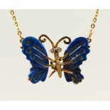 A 14CT GOLD AND LAPIS BUTTERFLY PENDANT AND CHAIN.
