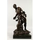 AFTER THE ANTIQUE. A GOOD 19TH CENTURY BRONZE OF A CLASSICAL MALE FIGURE on a marble base. 44cms