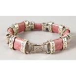 A SILVER AGATE TOGGLE BRACELET.