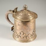 A GOOD LARGE LIDDED TANKARD, London 1899, with acorn finial, shaped thumbpiece, the body with