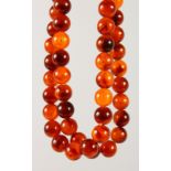 AN AMBER TYPE BEAD NECKLACE.