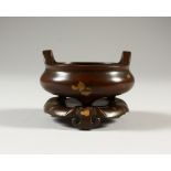 A SMALL CHINESE GOLD SPLASH CIRCULAR CENSER ON STAND. 605cms wide.