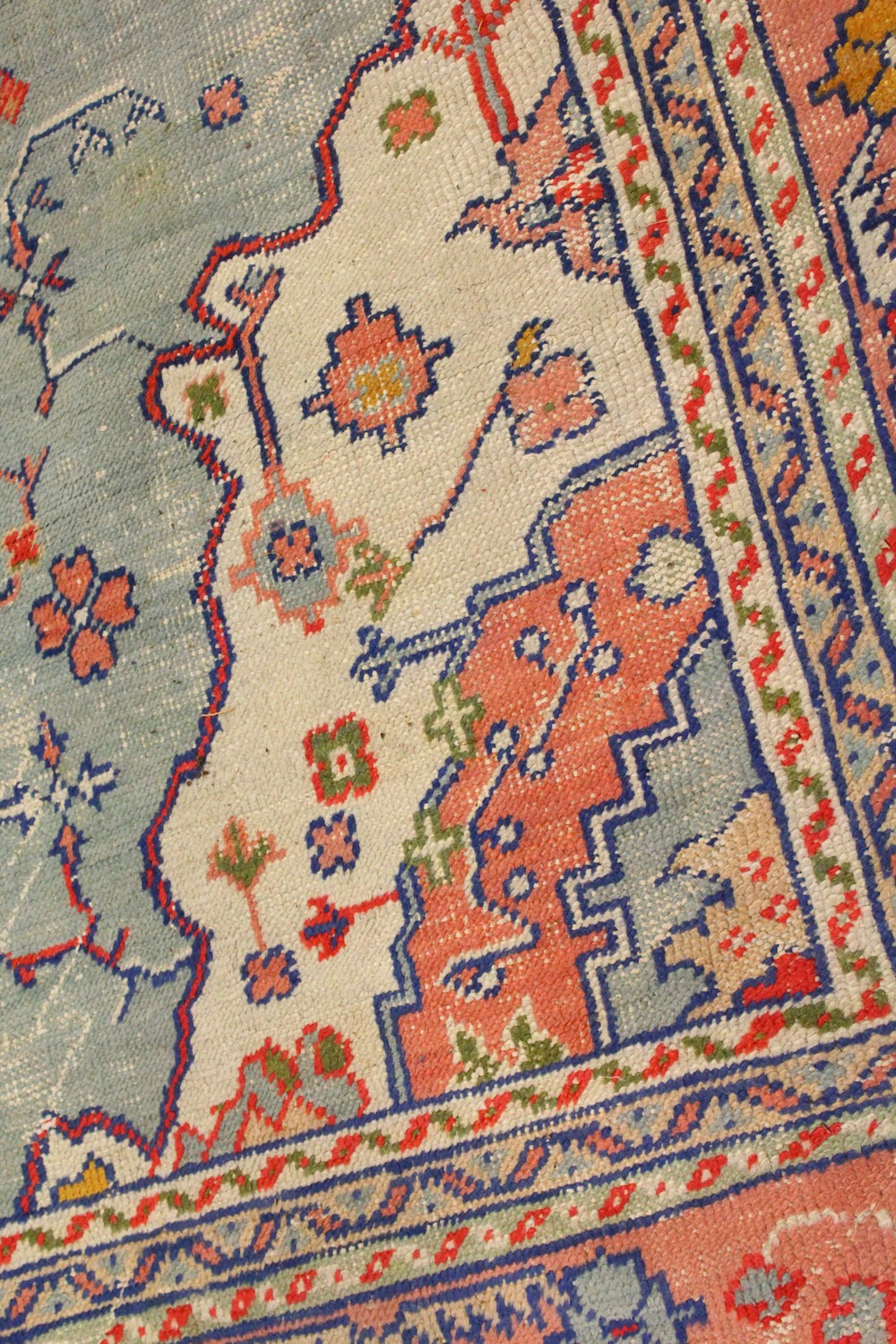 A LARGE HERIZ CARPET, pale blue ground, salmon pink central motif in a confirming border (worn). 4. - Image 6 of 10