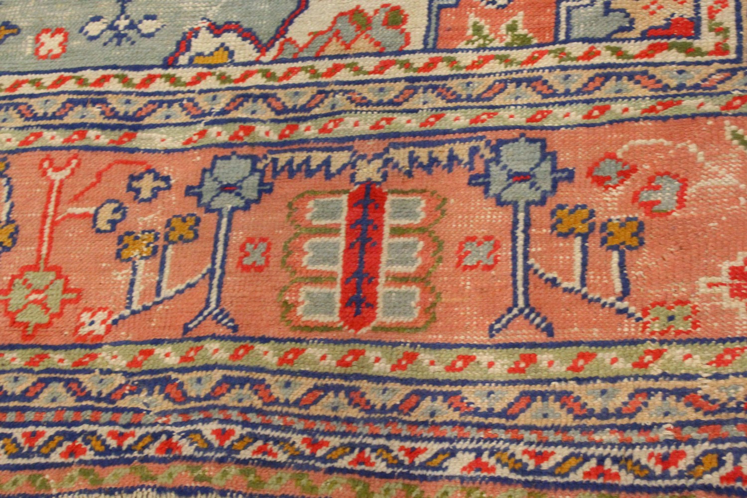 A LARGE HERIZ CARPET, pale blue ground, salmon pink central motif in a confirming border (worn). 4. - Image 2 of 10