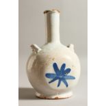 AN 18TH CENTURY BLUE AND WHITE BOTTLE VASE. 19cms high.