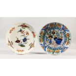 TWO 18TH CENTURY POLYCHROME CIRCUAR PLATES. 23cms diameter.